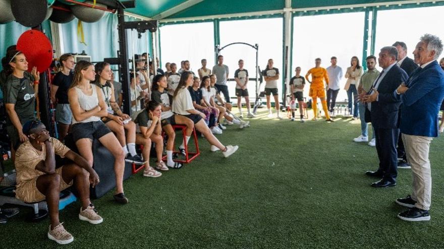 Laporta visits the Barça women’s team and promises the players that he will increase the budget