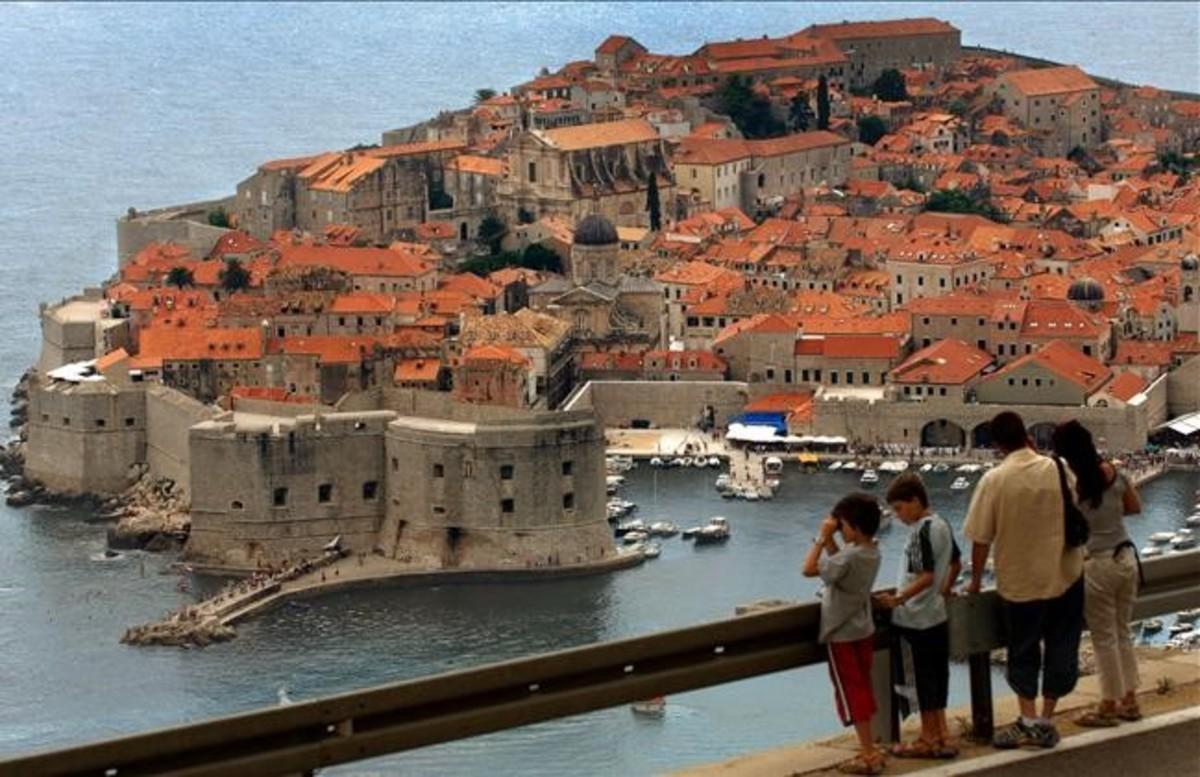 Una familia observa, desde un mirador, el centro histórico de la ciudad croata de Dubrovnik.