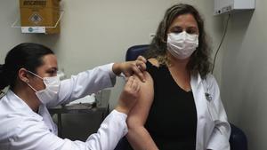 Una enfermera pone una vacuna.