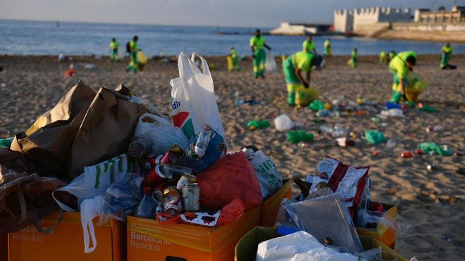 Limpieza de la playa de la Barceloneta tras la noche de Sant Joan