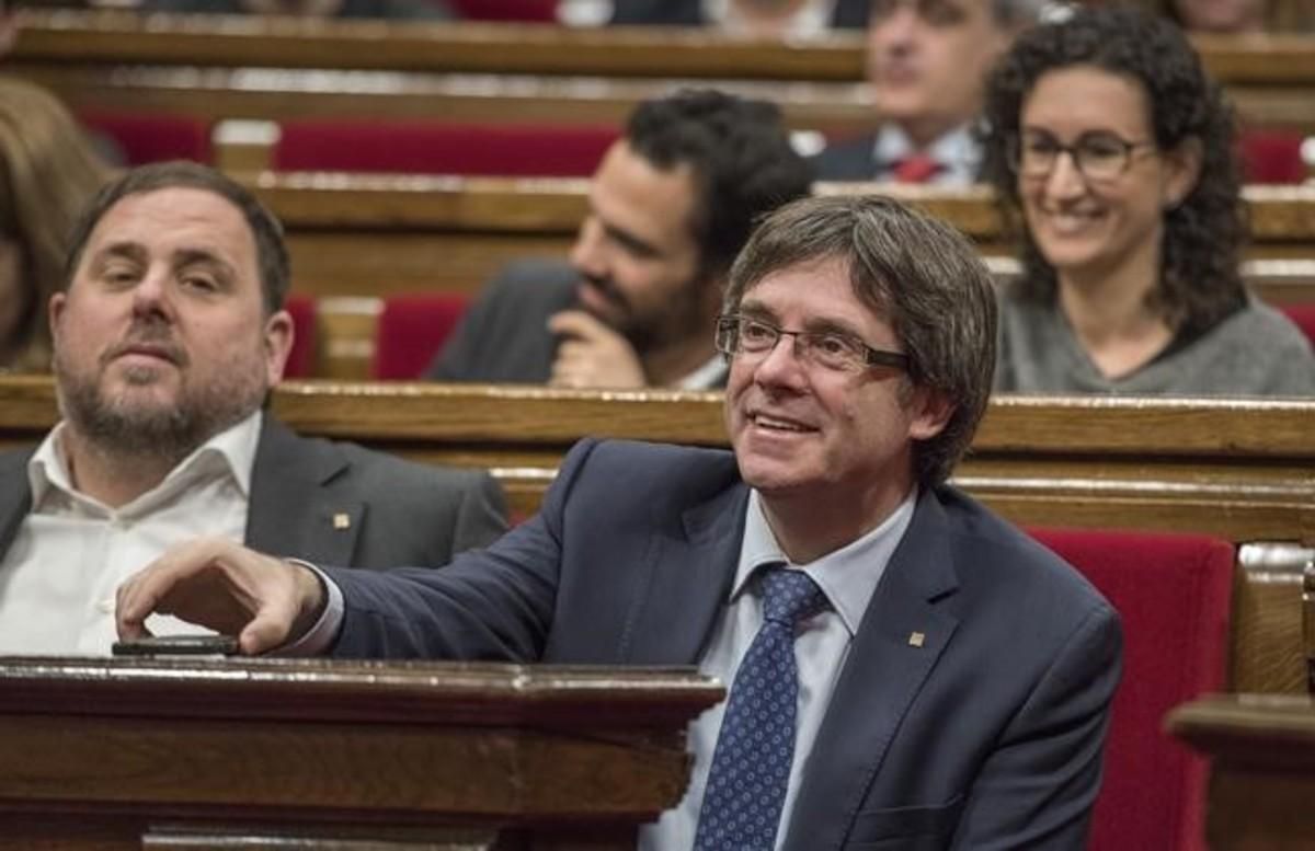 Carles Puigdemont, junto a Oriol Junqueras, en el Parlament. Carles Puigdemont, junto a Oriol Junqueras, en el Parlament.