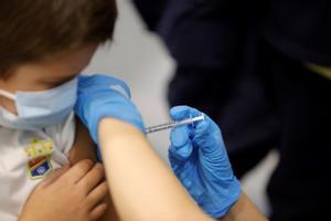 Un niño recibe la vacuna contra el covid en el Hospital Niño Jesús de Madrid, en diciembre pasado.