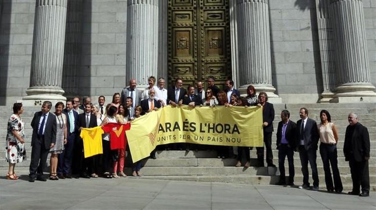 Diputados y senadores de CiU, ERC, ICV, PNV, BNG y Amaiur dan su apoyo a la ’V’ de la Diada frente al Congreso, este martes. Diputados y senadores de CiU, ERC, ICV, PNV, BNG y Amaiur dan su apoyo a la ’V’ de la Diada frente al Congreso, este martes.