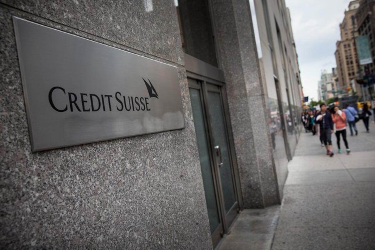 Logo de Credit Suisse en su sede principal en Nueva York, este lunes.