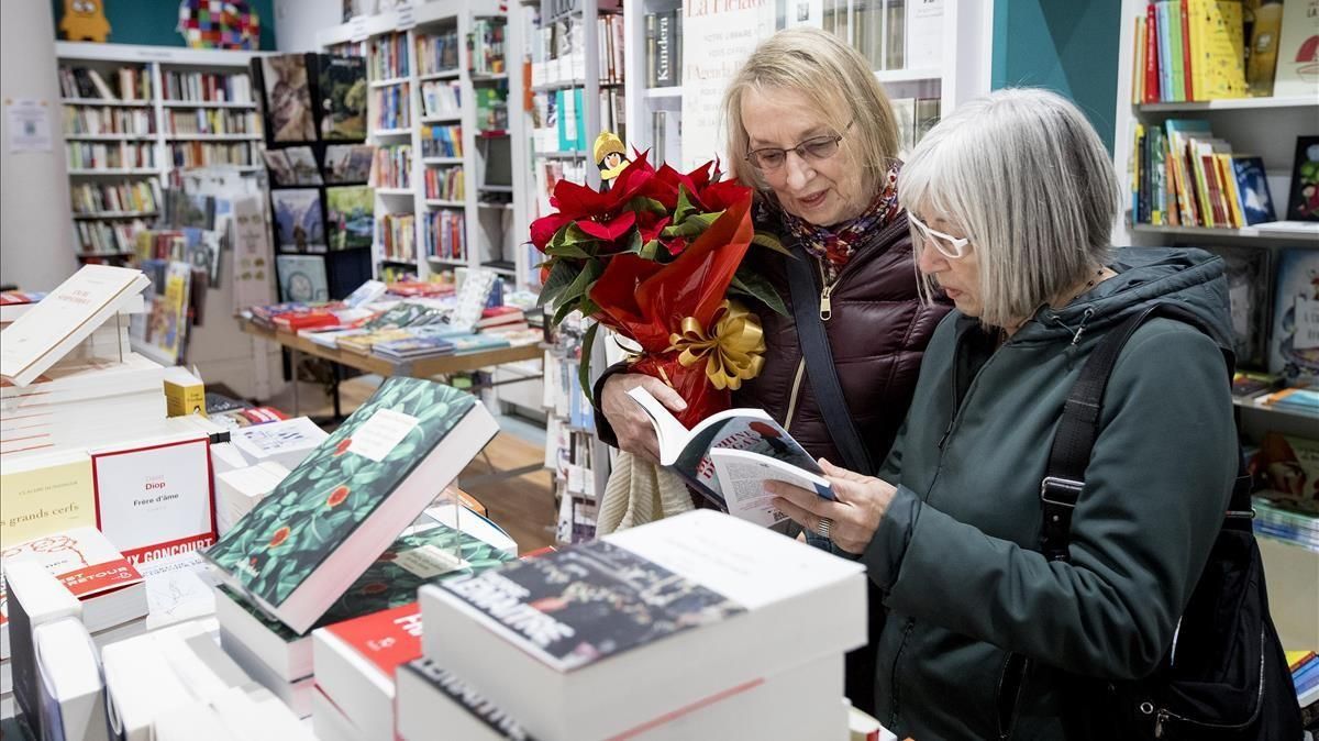 Unas mujeres hojean unos libros en la librería Jaimes. Unas mujeres hojean unos libros en la librería Jaimes.