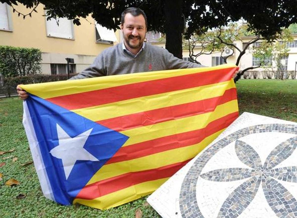 Matteo Salvini, con una ’estelada’ en el patio de su casa.
