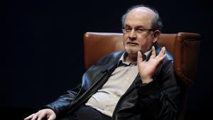 Salman Rushdie tuiteja per primera vegada després del seu atemptat