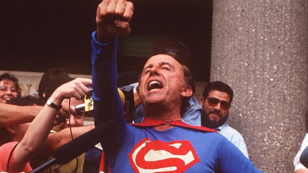 Ruiz Mateos, disfrazado de Superman, el 23 de septiembre del 2006. Ruiz Mateos, disfrazado de Superman, el 23 de septiembre del 2006.