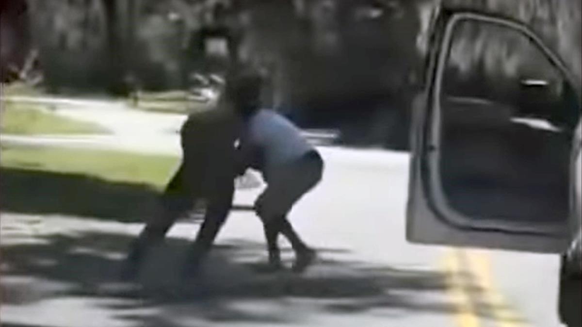 Imagen del vídeo que grabó el asesinato del joven negro Ahmaud Arbery el 23 de febrero de 2020 en Georgia (EEUU).