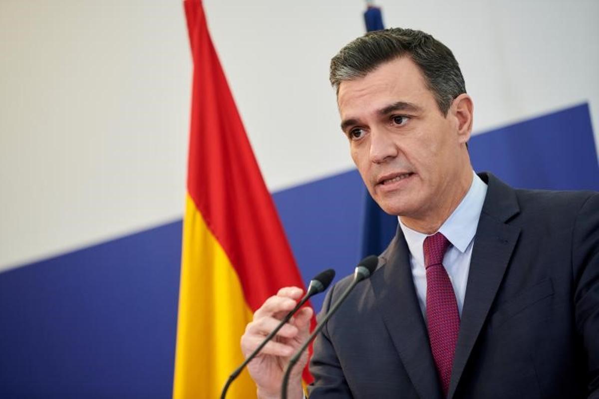 El presidente del Gobierno, Pedro Sánchez, durante la rueda de prensa que ofreció este 18 de febrero de 2022 en la sede de la Representación Permanente de España ante la UE, tras participar en la cumbre Unión Europea-Unión Africana, en Bruselas.
