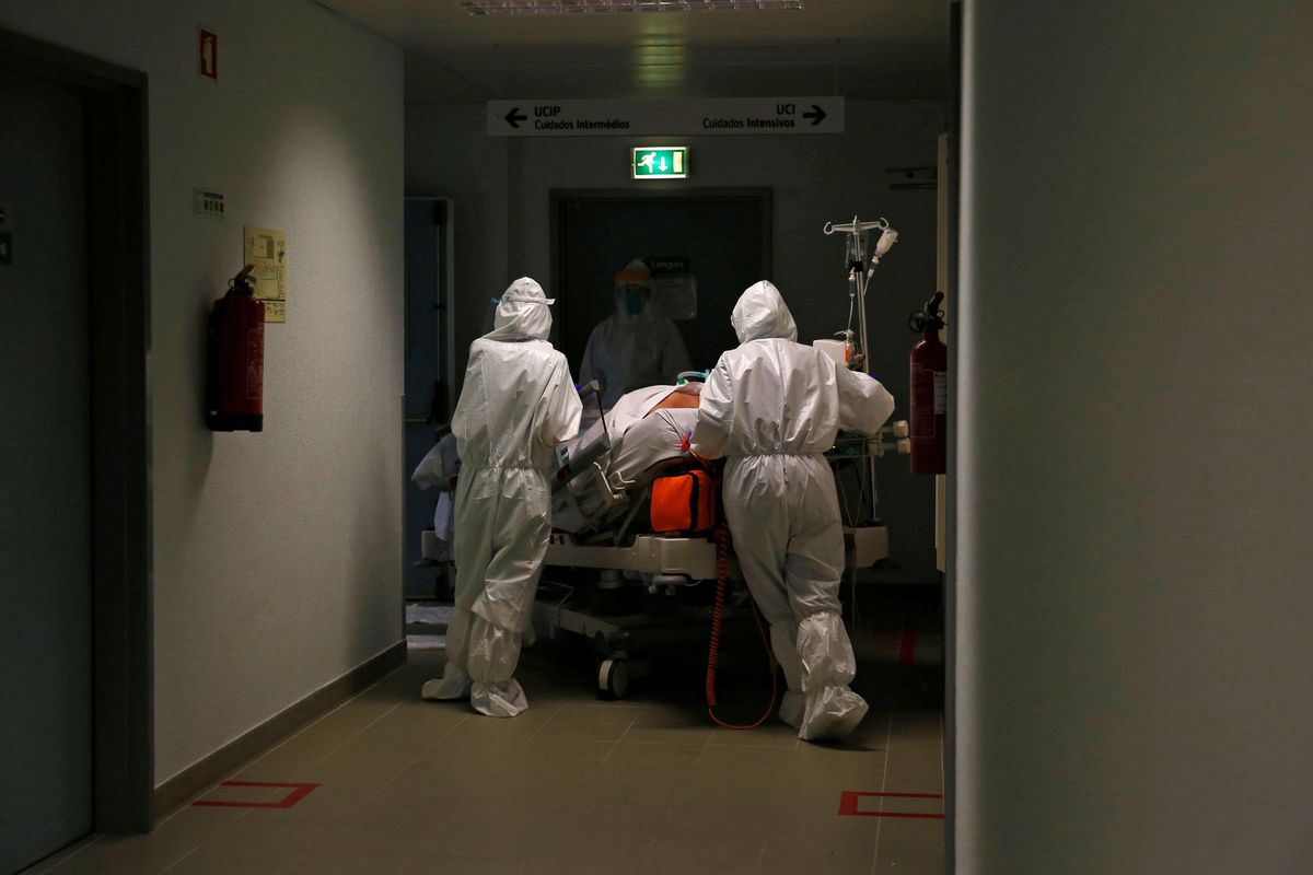 Un paciente es trasladado a la uci del Hospital de Cascais. Un paciente es trasladado a la uci del Hospital de Cascais.
