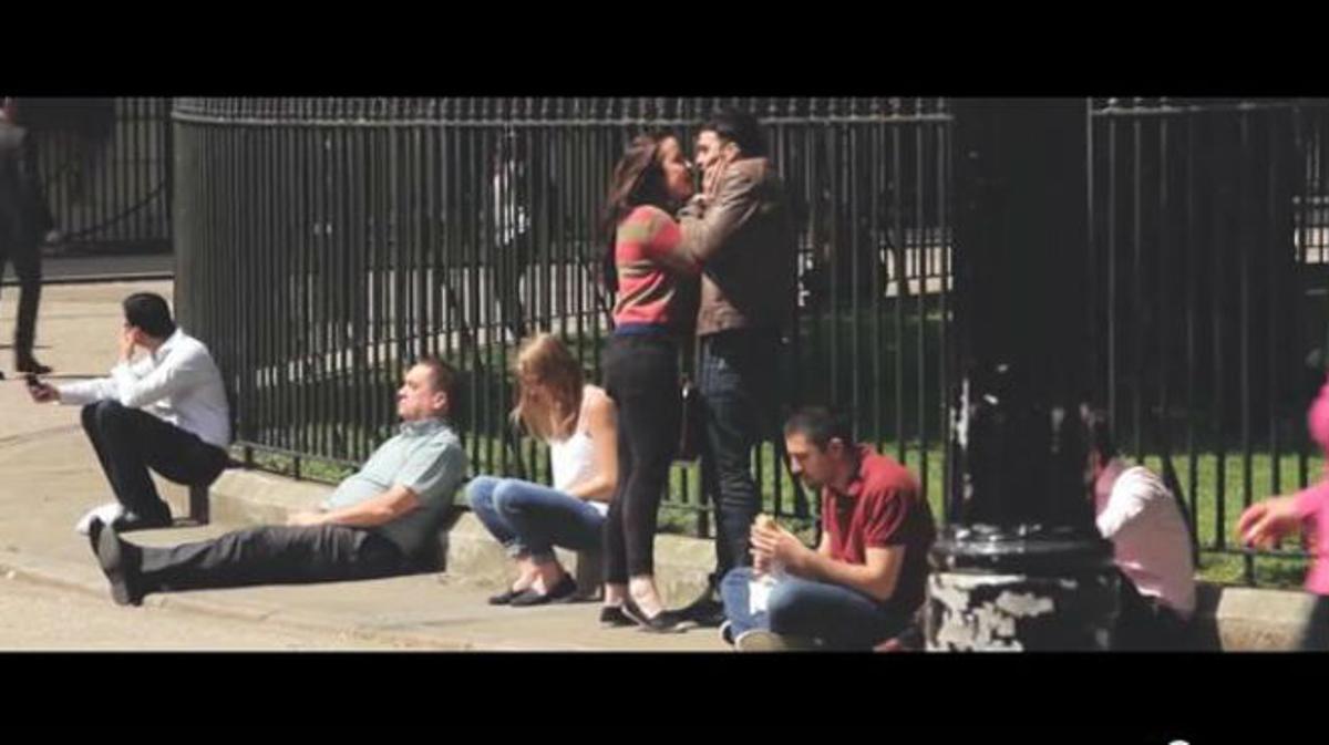Las imágenes muestran cómo una mujer agrede a un hombre en medio de un parque y la gente de alrededor mira y se ríe.