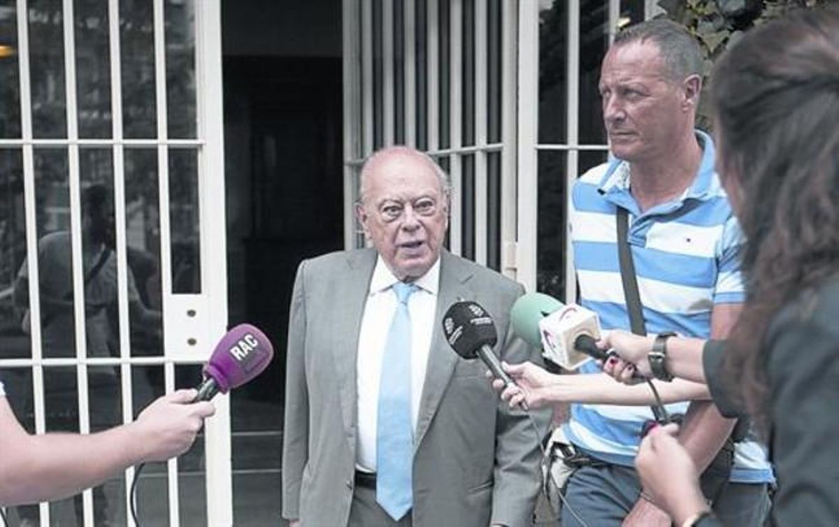 Jordi Pujol, saliendo de su casa en Barcelona. Jordi Pujol, saliendo de su casa en Barcelona.