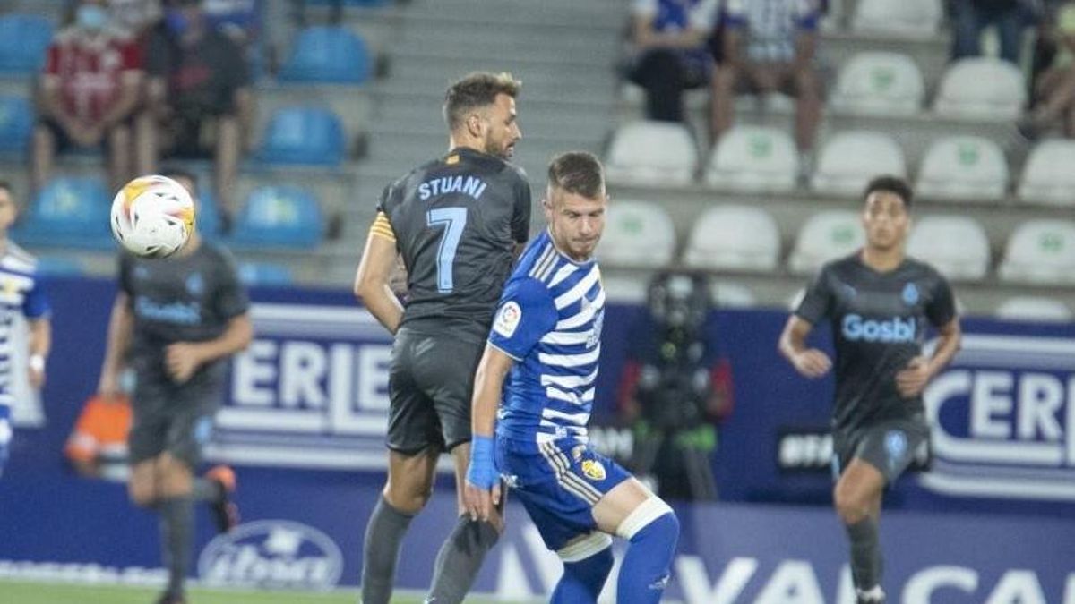 Stuani pugna con un jugador de la Ponferradina este sábado. Stuani pugna con un jugador de la Ponferradina este sábado.