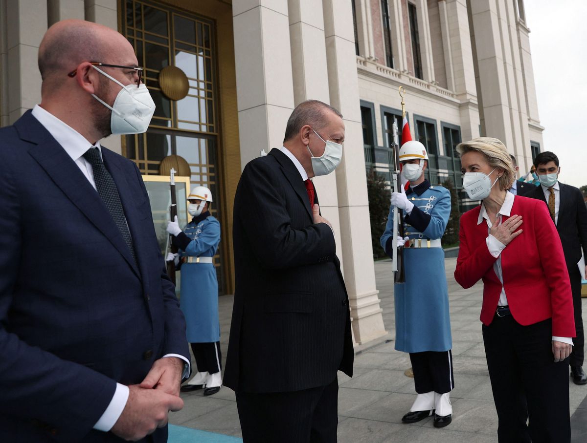 El presidente turco, Recep Tayyip Erdogan, recibe el en complejo presidencial de Ankara a la presidenta de la Comisión Europea, Ursula Von der Leyen. El presidente turco, Recep Tayyip Erdogan, recibe el en complejo presidencial de Ankara a la presidenta de la Comisión Europea, Ursula Von der Leyen.