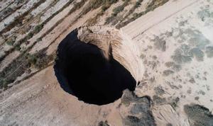 Chile investiga la aparición de un misterioso gran agujero junto a una mina de cobre