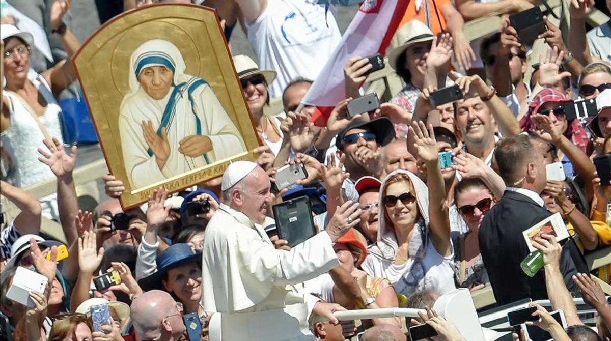 El Papa avanza entre la multitud tras la canonización de Teresa de Calcuta.