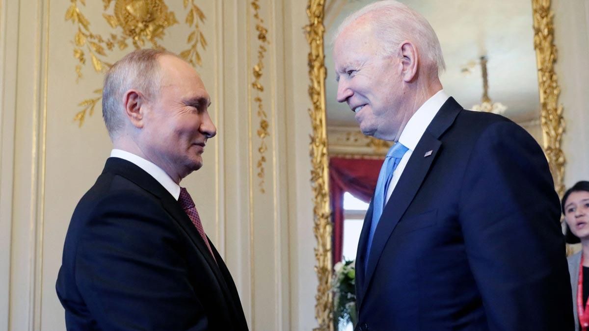 Vladimir Putin y Joe Biden se saludan durante su encuentro en Ginebra. Vladimir Putin y Joe Biden se saludan durante su encuentro en Ginebra.