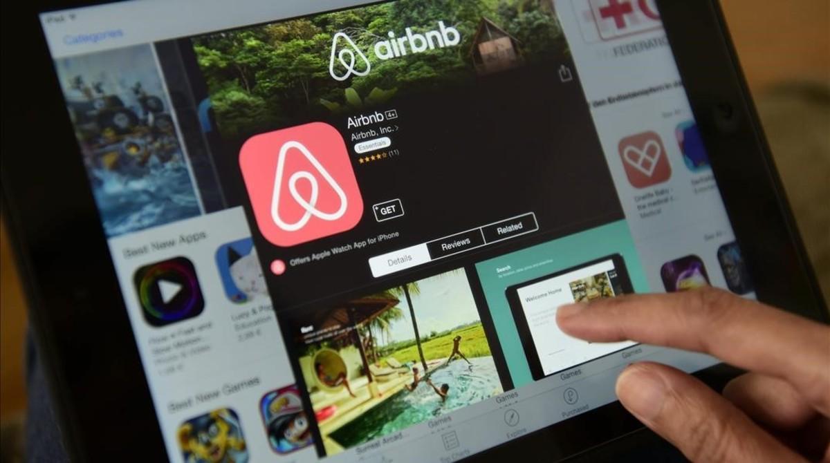 Un usuario consulta una vivienda de alquiler en la plataforma Airbnb.