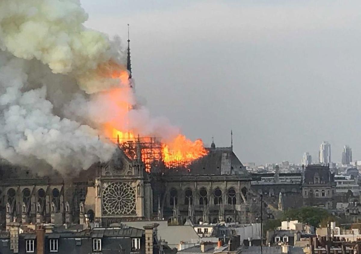 Pavoroso incendio en Notre Dame.