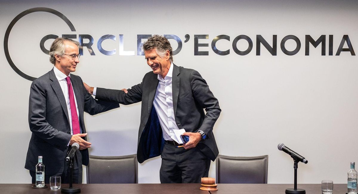 Javier Faus, izquierda, felicita al nuevo predsidente del Cercle d’Economia, Jaume Guardiola. Javier Faus, izquierda, felicita al nuevo predsidente del Cercle d’Economia, Jaume Guardiola.
