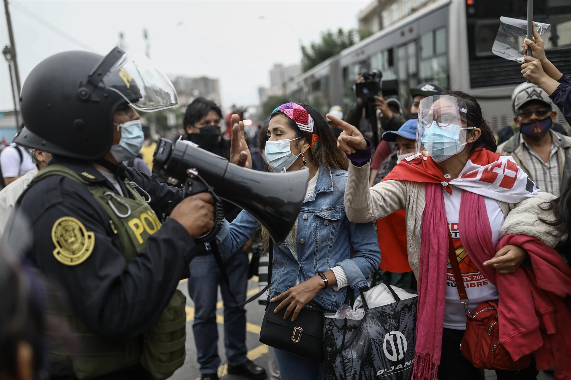 Tensión en Lima al coincidir dos marchas de seguidores de Castillo y  Fujimori