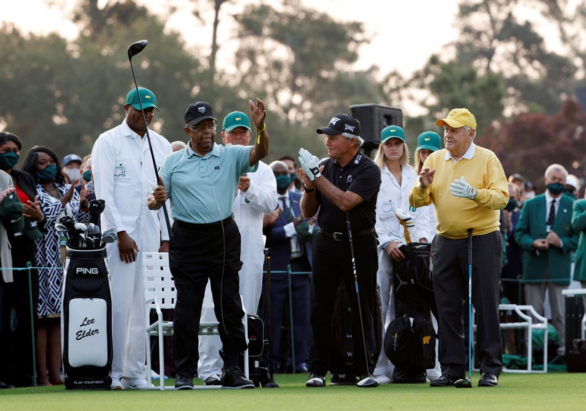 Lee Elder saluda en el Masters de Augusta, al que ha dado la salida de honor Lee Elder saluda en el Masters de Augusta, al que ha dado la salida de honor