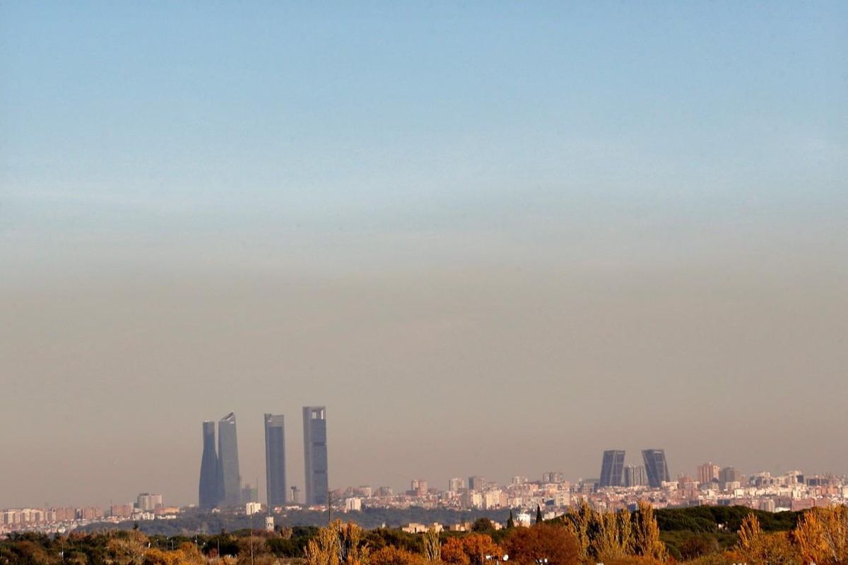 Vista de la capa de contaminación que cubre la ciudad de Madrid. Vista de la capa de contaminación que cubre la ciudad de Madrid.