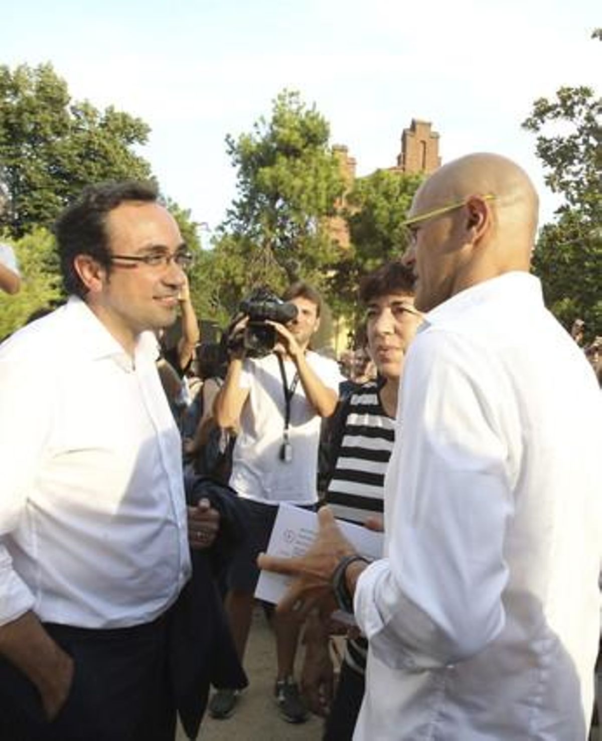 Josep Rull (izquierda) habla con el cabeza de lista de Junts pel sí, Raül ROmeva, el 5 de agosto. Josep Rull (izquierda) habla con el cabeza de lista de Junts pel sí, Raül ROmeva, el 5 de agosto.