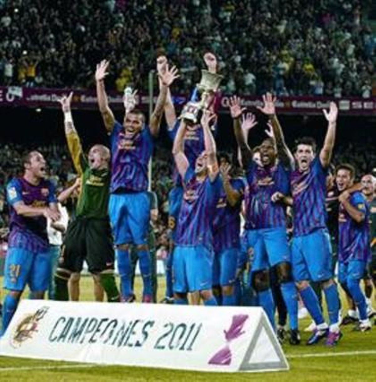 Los jugadores levantan la Supercopa en el césped del Camp Nou. Los jugadores levantan la Supercopa en el césped del Camp Nou.