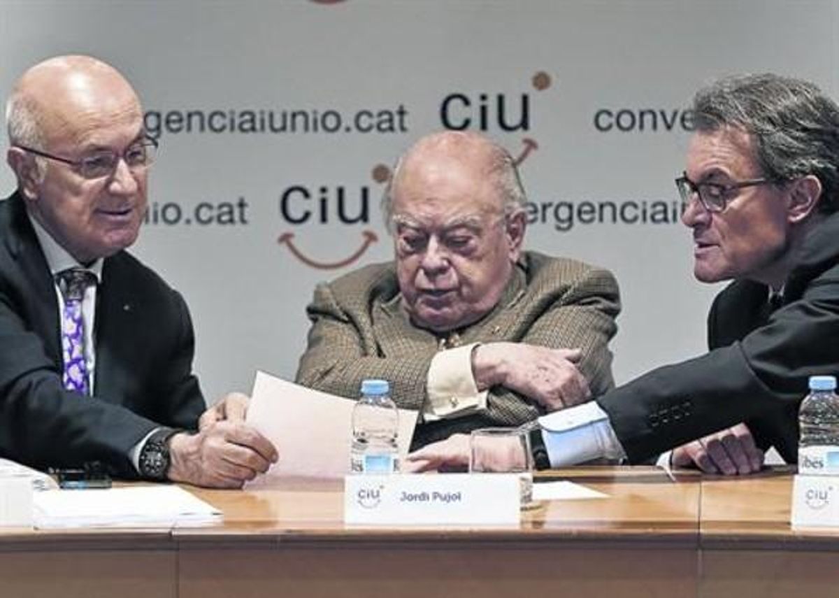Duran, Pujol y Mas, en la reunión de la cúpula de CiU, ayer en Barcelona. Duran, Pujol y Mas, en la reunión de la cúpula de CiU, ayer en Barcelona.