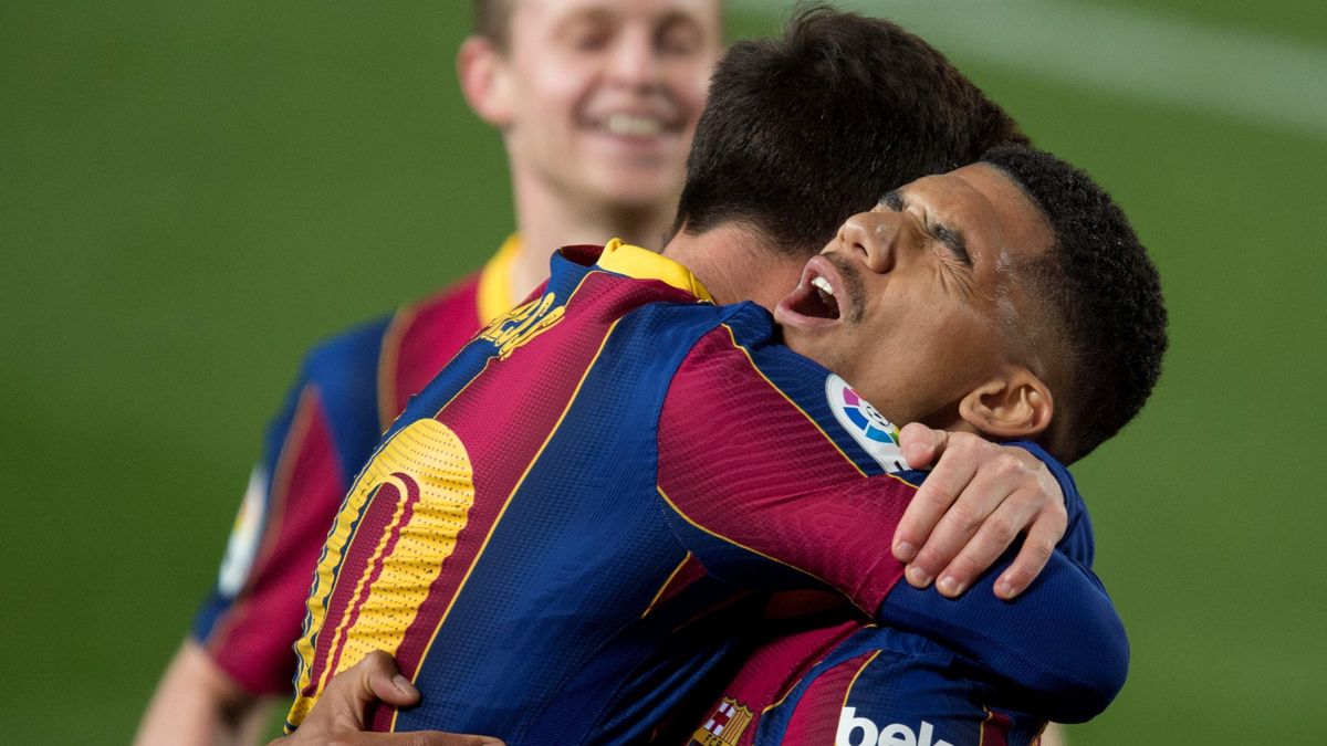 Messi y Araujo se abrazan tras el gol del defensa que significó el 4-2. Messi y Araujo se abrazan tras el gol del defensa que significó el 4-2.