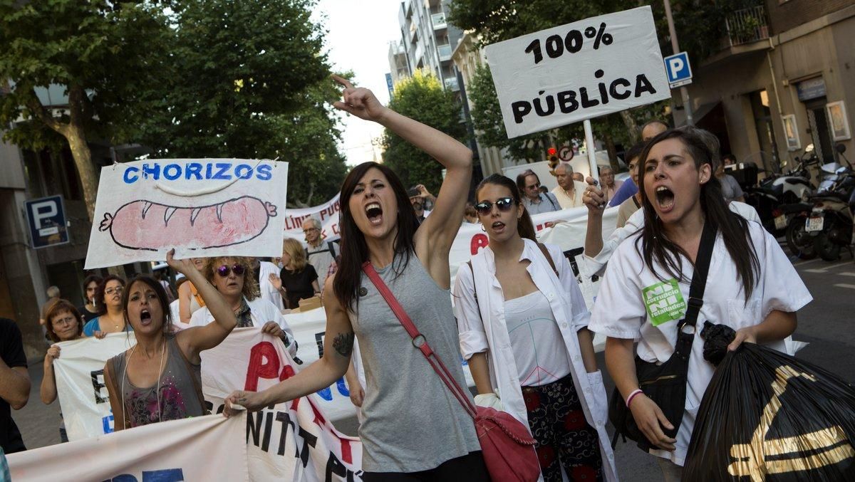 Manifestación contra los recortes en la Sanidad Pública, frente al Hospital Clínic y hasta el Sagrat Cor. Manifestación contra los recortes en la Sanidad Pública, frente al Hospital Clínic y hasta el Sagrat Cor.