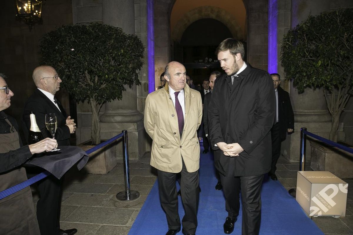 Guindos y Asensio a su llegada a la gala de los premios Empresa del Año 2017. Guindos y Asensio a su llegada a la gala de los premios Empresa del Año 2017.