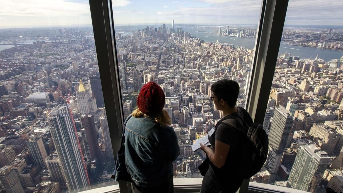 Unos visitantes, en el interior de la nueva planta circular acristalada en la planta 102 del Empire State, en Nueva York. Unos visitantes, en el interior de la nueva planta circular acristalada en la planta 102 del Empire State, en Nueva York.