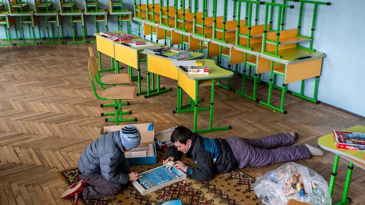 Dos niños juegan en una escuela de Drohobych, en Ucrania, que ahora hace las funciones de refugio. Dos niños juegan en una escuela de Drohobych, en Ucrania, que ahora hace las funciones de refugio.