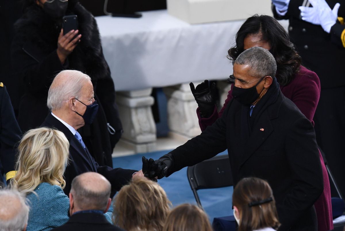 Joe Biden saluda al expresidente Barack Obama minutos antes de jurar el cargo. Joe Biden saluda al expresidente Barack Obama minutos antes de jurar el cargo.