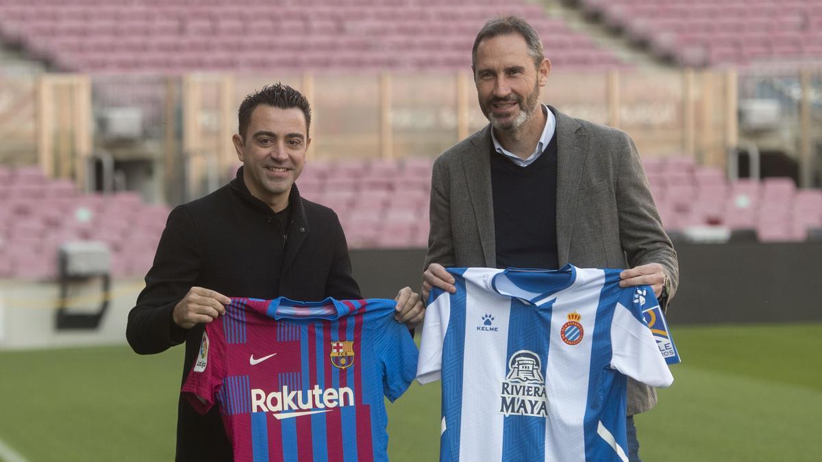 Xavi Hernández, y Vicente Moreno, en la previa del derbi en el Camp Nou.