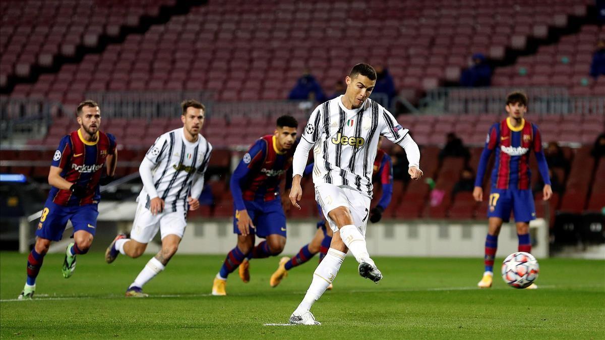 Cristiano Ronaldo marca de penalti el 0-1 al Barça en el Camp Nou.