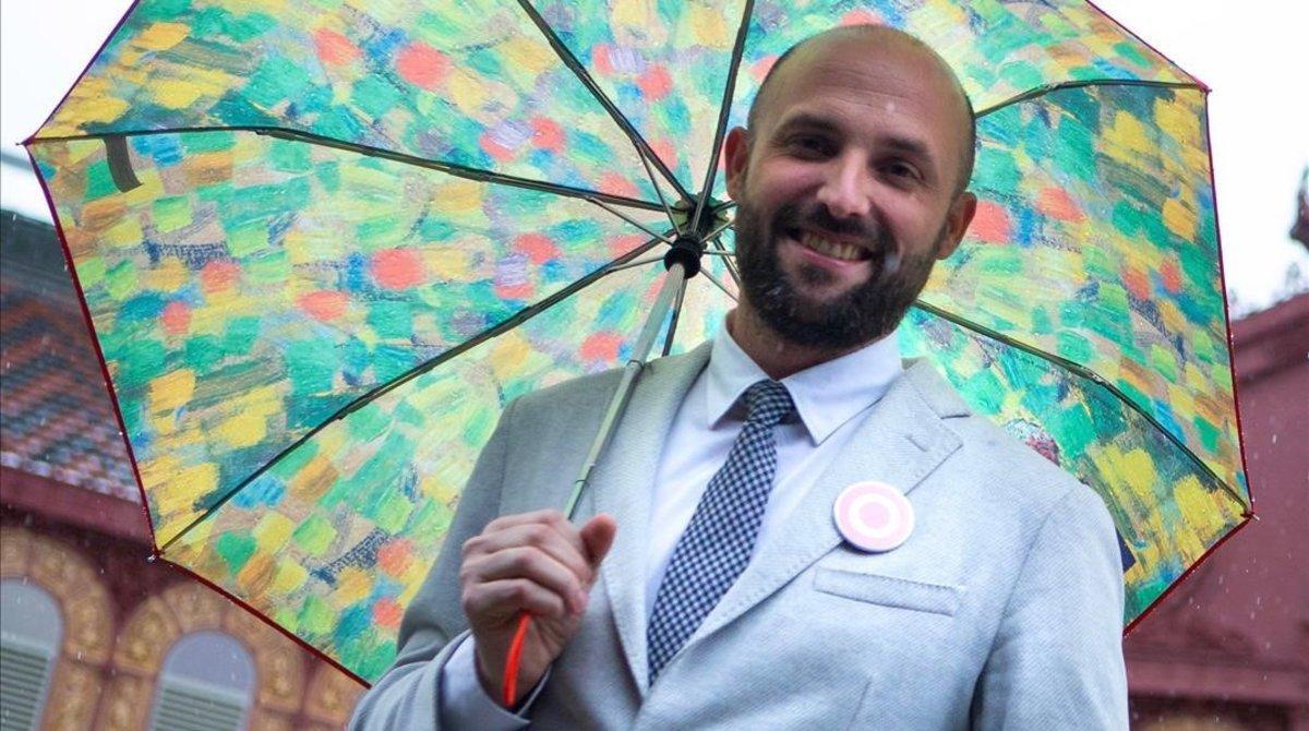 Jordi Graupera bajo un paraguas floreado.