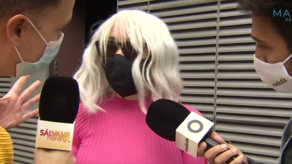 Ángela Dobrowolski siendo preguntada por los reporteros de ’Ya es mediodía’ y ’Sálvame’. Ángela Dobrowolski siendo preguntada por los reporteros de ’Ya es mediodía’ y ’Sálvame’.