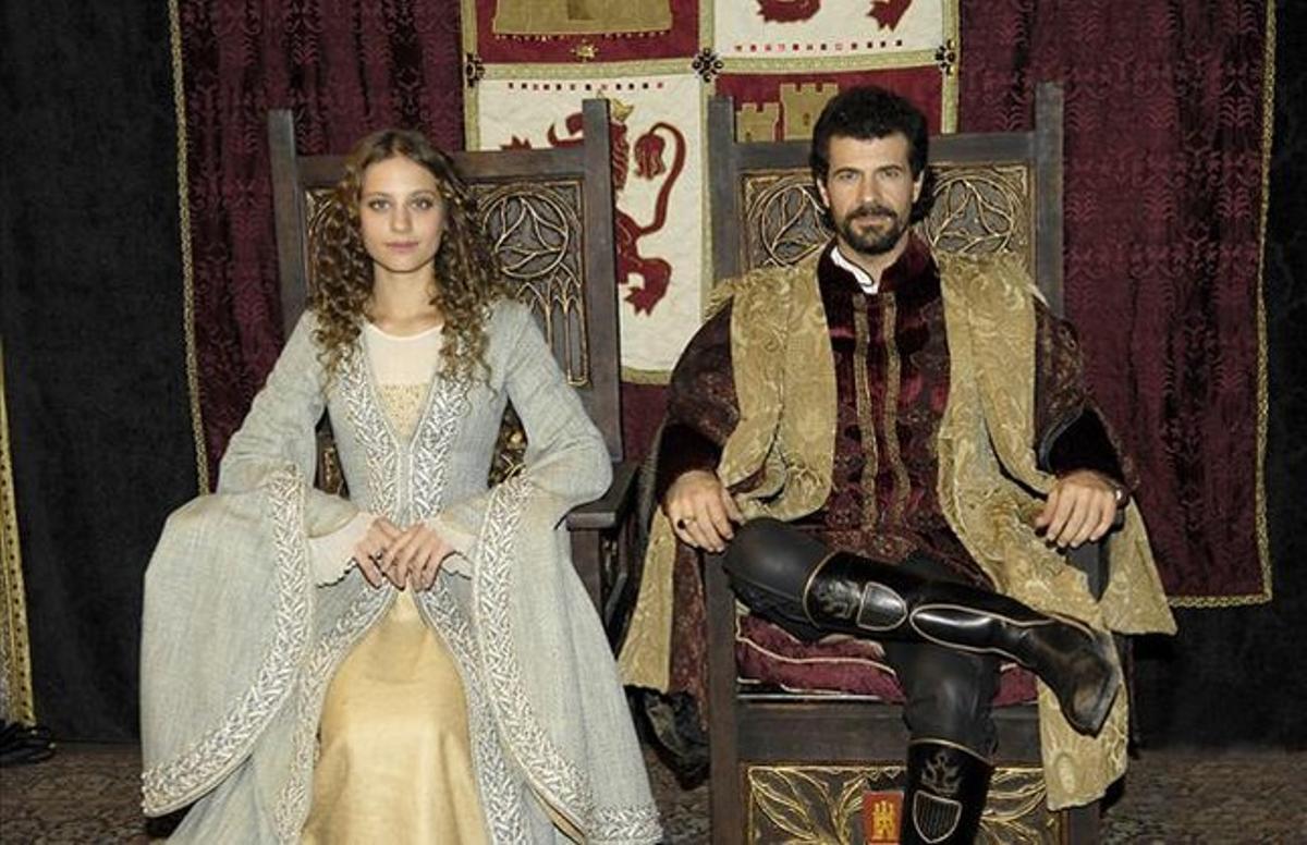 Michelle Jenner y Rodolfo Sancho, caracterizados como los Reyes Católicos, en la serie ’Isabel’.