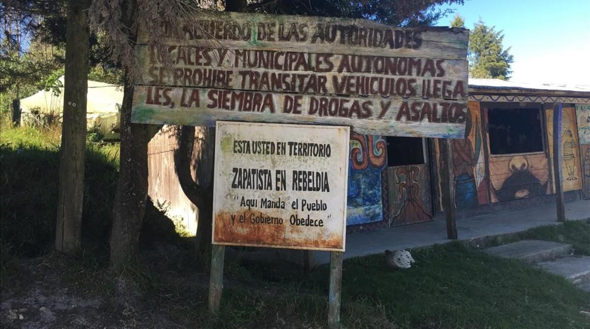 Cartel que advierte de la entrada en el ‘caracol’ (centro zapatista) de Oventic