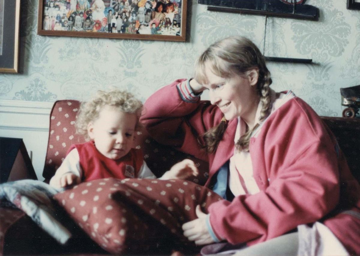 Una pequeña Dylan Farrow y Mia Farrow en una imagen recuperada en ’Allen v. Farrow’. Una pequeña Dylan Farrow y Mia Farrow en una imagen recuperada en ’Allen v. Farrow’.