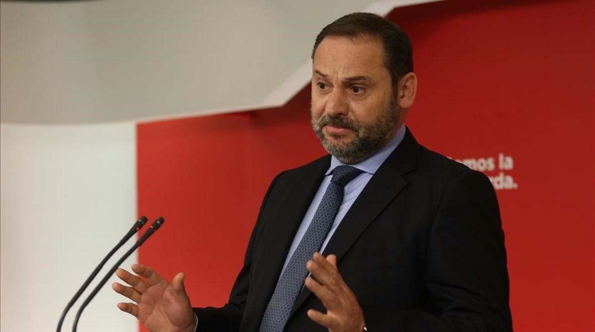 El secretario de organización del PSOE, José Luis Ábalos, en rueda de prensa. El secretario de organización del PSOE, José Luis Ábalos, en rueda de prensa.