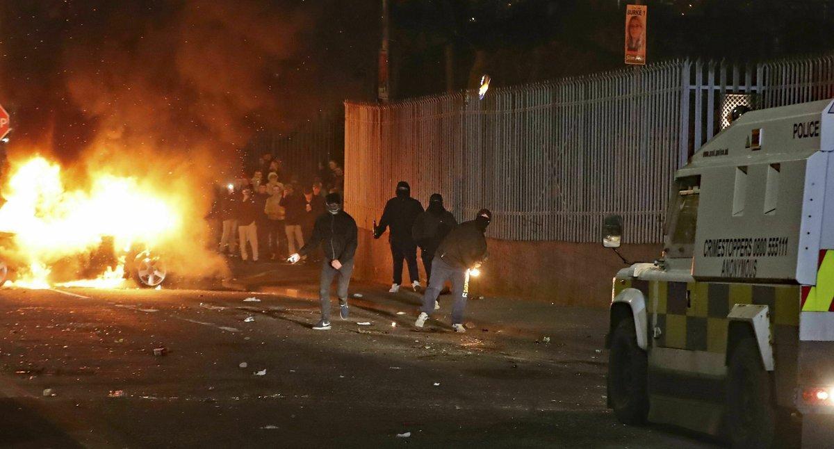 Enfrentamientos entre manifestantes y policía en Londonderry (Irlanda del Norte), la noche del sábado