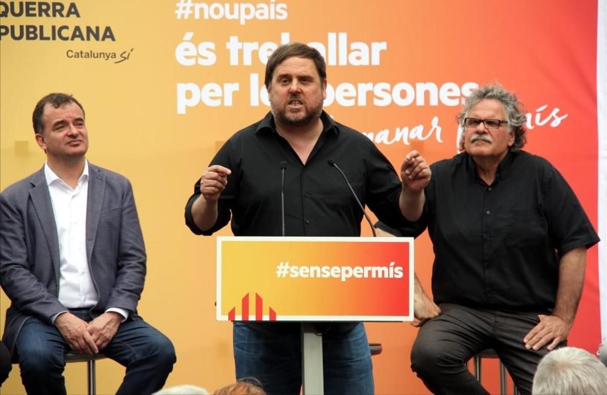 Oriol Junqueras, flanqueado por Alfred Bosch y Joan Tardà, este domingo. Oriol Junqueras, flanqueado por Alfred Bosch y Joan Tardà, este domingo.