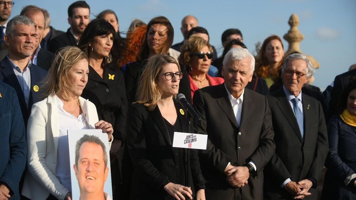 Los miembros de la candidatura de Junts per Catalunya en Barcelona, con una foto del cabeza de lista, Joaquim Forn. Los miembros de la candidatura de Junts per Catalunya en Barcelona, con una foto del cabeza de lista, Joaquim Forn.