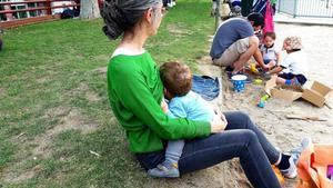 Una madre con su hijo en el parque.