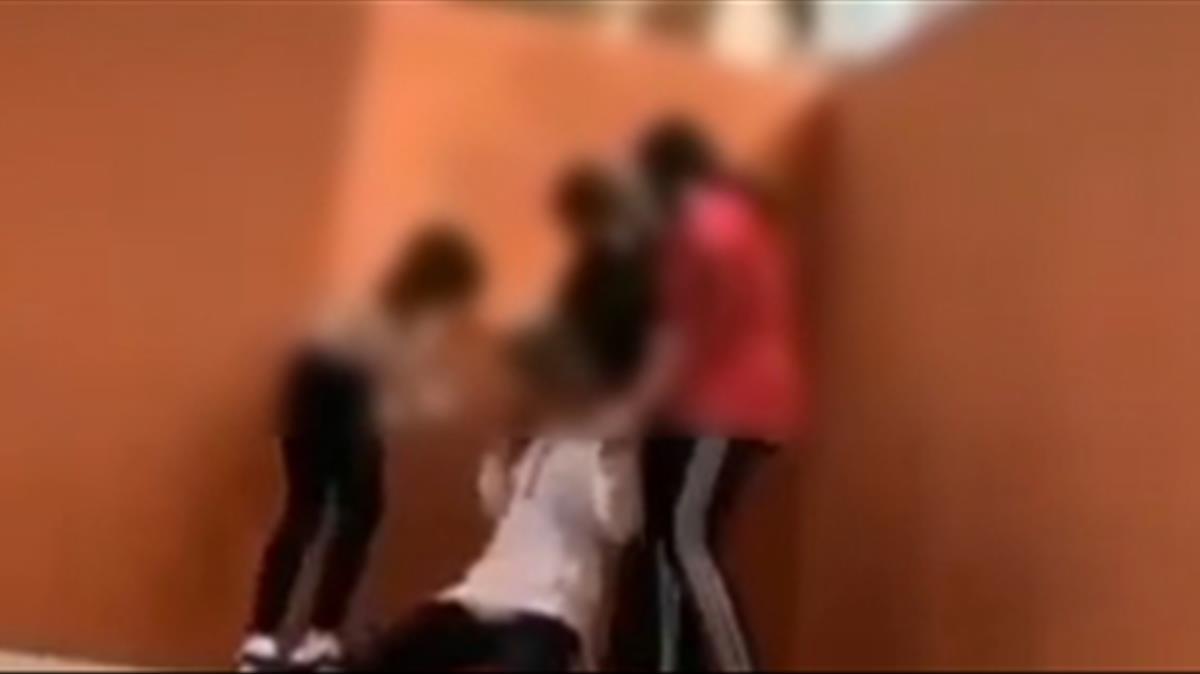  Captura del vídeo de la agresión de cuatro jóvenes a una quinta en San Fernando, Cádiz, y grabado por una de ellas